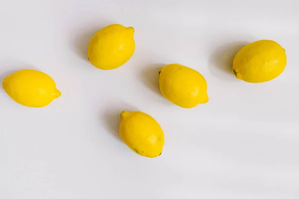 Few Lemons Grey Background Flat Lay Top View Copy Space — Stock Photo, Image