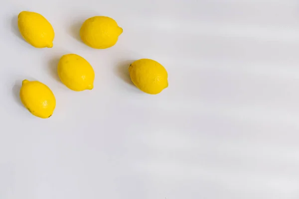 Limones Sobre Fondo Gris Con Espacio Copia — Foto de Stock