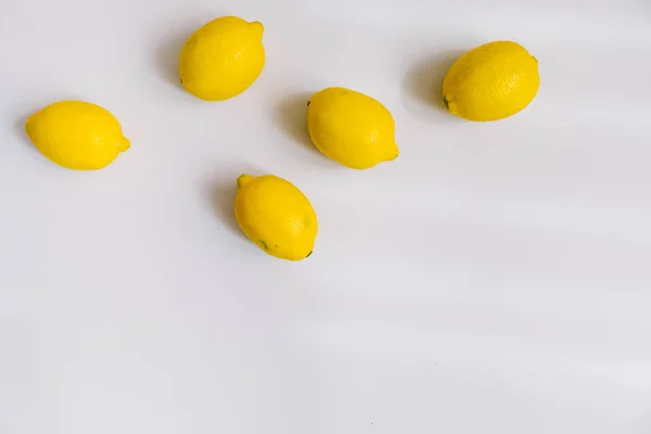 Few Lemons Grey Background Flat Lay Top View Copy Space — Stock Photo, Image