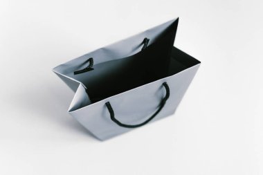 Kağıt çanta gri arka plan üzerinde. Flatlay, üstten görünüm alanı kopyalayın. Alışveriş kavramı