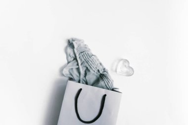 Kağıt torba içindeki gri arka plan üzerine bir şeyler ile. Flatlay, üstten görünüm alanı kopyalayın. Alışveriş kavramı