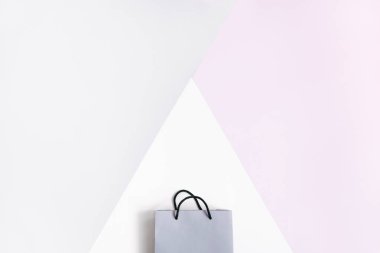 Kağıt çanta gri ve pembe pastel arka plan üzerinde. Flatlay, üstten görünüm alanı kopyalayın. Alışveriş kavramı
