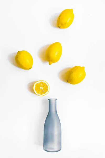 Water Bottle Half Lemon White Background Flat Lay Top View — Stock Photo, Image
