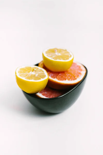 Fruit Background Colorful Fresh Lemons Grapefruit Black Plate White Table — Stock Photo, Image