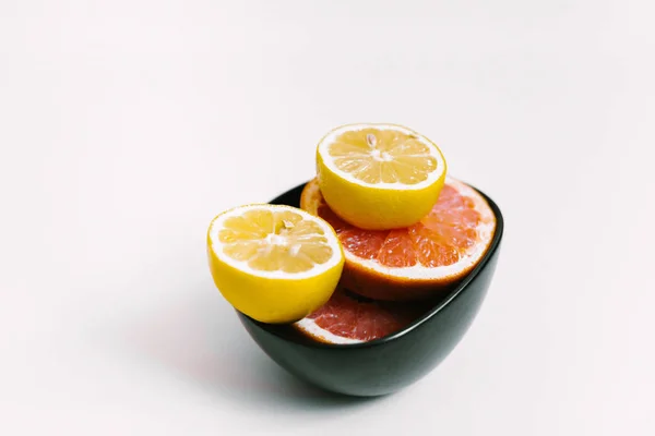 Fruit Background Colorful Fresh Lemons Grapefruit Black Plate White Table — Stock Photo, Image