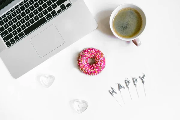 Área Trabalho Feminina Perto Teclado Laptop Xícara Café Donut Acessórios Fotos De Bancos De Imagens Sem Royalties