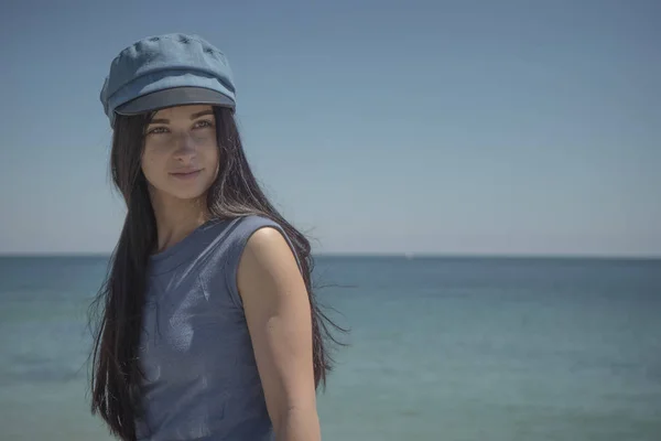 Hermosa Chica Playa Con Sombrero Azul Morena Costa Del Mar — Foto de Stock