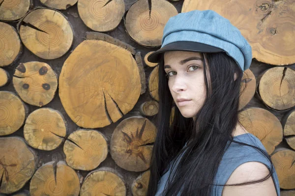 Retrato Una Niña Sobre Fondo Madera Una Chica Con Sombrero — Foto de Stock