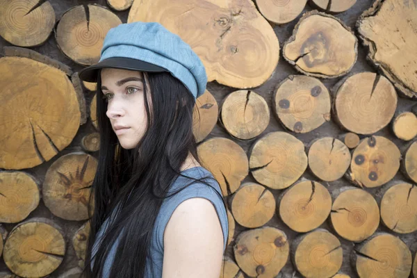 Retrato Una Niña Sobre Fondo Madera Una Chica Con Sombrero — Foto de Stock