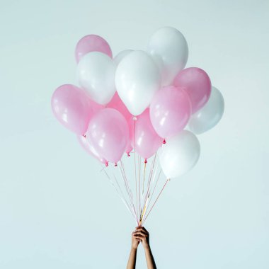 pembe ve beyaz balonlar gri izole demet holding eller kırpılmış atış