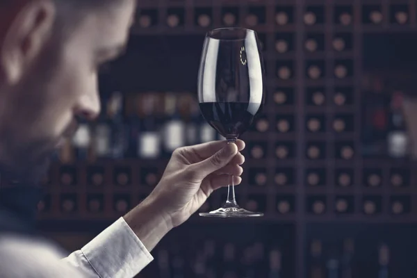 Close Tiro Jovem Sommelier Degustação Vinho Tinto Adega — Fotografia de Stock