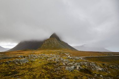 Güzel dağlar ve şelaleler İzlanda, kozmik bir manzara