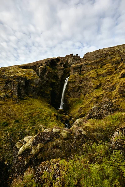 美しい山々 とアイスランドの滝 — ストック写真