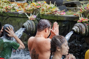  Ubud, Bali, Endonezya. 12/26/2018. Galungan tatili. Tapınak Pura tirta empul.