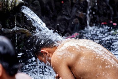 Ubud, Bali, Endonezya. 26/12/18. Galungan tatil. İnsanlar Tirth Empul tapınakta dua