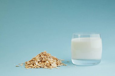 mavi bir arka plan üzerinde vejetaryen süt. Hububat sebze süt.