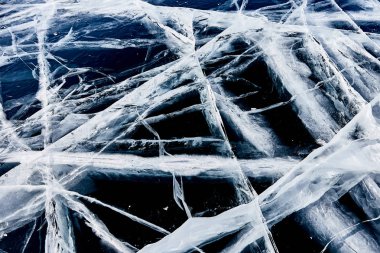 buz ve Deniz Baykal, kış yüzeyinde çatlaklar