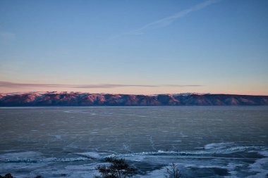 Kutsal Rocks Shamanka, Olkhon adasında. Kış Şafağı. Baikal, Rusya Federasyonu