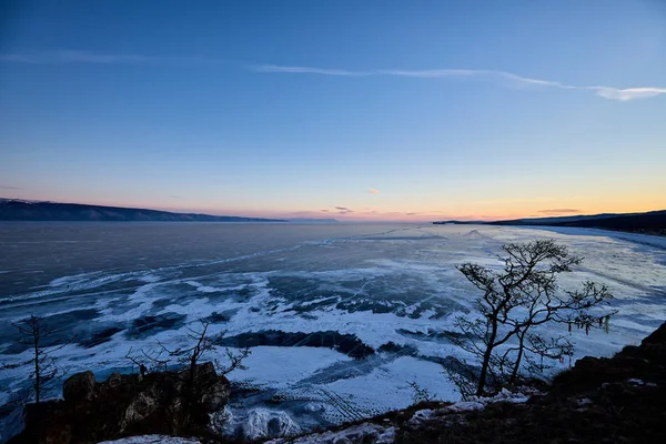 奥尔洪岛上的圣石沙曼卡 冬天的黎明 俄罗斯贝加尔湖 — 图库照片