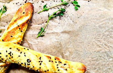 Tohumlu iki baget pişmiş ekmek üst görünümü (keten, ayçiçeği, susam, darı ) zanaat arka plan izole buğday kulakları ile süslenmiş.