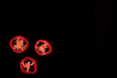 Kırmızı acı biber ile dikişsiz desen. Sebze soyut arka plan. Gıda kolaj, siyah bir arka plan üzerinde acı kırmızı biber biber dilimleme.