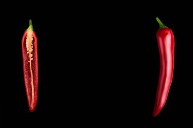 Kırmızı acı biber ile dikişsiz desen. Sebze soyut arka plan. Gıda kolaj, siyah bir arka plan üzerinde acı kırmızı biber biber dilimleme.