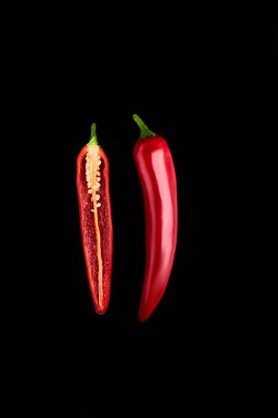 Kırmızı acı biber ile dikişsiz desen. Sebze soyut arka plan. Gıda kolaj, siyah bir arka plan üzerinde acı kırmızı biber biber dilimleme.