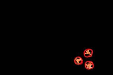 Kırmızı acı biber ile dikişsiz desen. Sebze soyut arka plan. Gıda kolaj, siyah bir arka plan üzerinde acı kırmızı biber biber dilimleme.