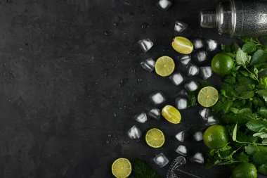 Yaz tazeleyici klasik Mojito Kokteyli. İçindekiler: kireç, nane, kamış şekeri, buz. Titretici, süzgeç. Küba ulusal içeceği.