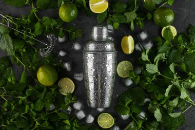 Yaz tazeleyici klasik Mojito Kokteyli. İçindekiler: kireç, nane, kamış şekeri, buz. Titretici, süzgeç. Küba ulusal içeceği.