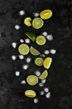 Yaz tazeleyici klasik Mojito Kokteyli. İçindekiler: kireç, nane, kamış şekeri, buz. Titretici, süzgeç. Küba ulusal içeceği.