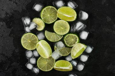 Yaz tazeleyici klasik Mojito Kokteyli. İçindekiler: kireç, nane, kamış şekeri, buz. Titretici, süzgeç. Küba ulusal içeceği.