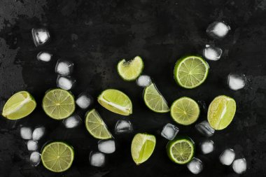 Yaz tazeleyici klasik Mojito Kokteyli. İçindekiler: kireç, nane, kamış şekeri, buz. Titretici, süzgeç. Küba ulusal içeceği.