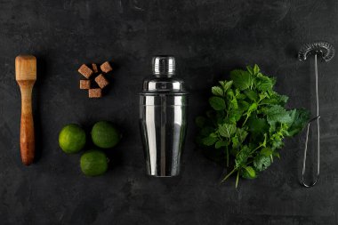 Yaz tazeleyici klasik Mojito Kokteyli. İçindekiler: kireç, nane, kamış şekeri, buz. Titretici, süzgeç. Küba ulusal içeceği.