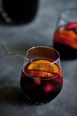 Lezzetli taze sangria. Portakallı, çilekli ve buzlu İspanyol milli içeceği. Ev yapımı üretim