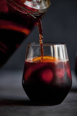 Lezzetli taze sangria. Portakallı, çilekli ve buzlu İspanyol milli içeceği. Ev yapımı üretim