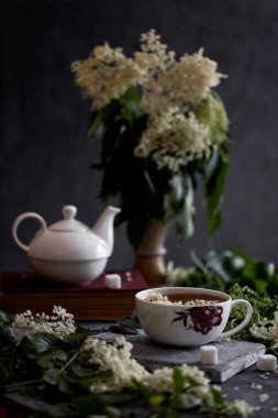 Mürver çiçeği çayı, sıcak atmosfer.