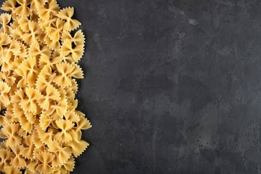 Çiğ makarna, spagetti, Cannelloni, Farfalle, Campanella, Cavatappi, Conquilla, Fettuccine, Lasagna, Penne, Tagliatelle, siyah arka planda