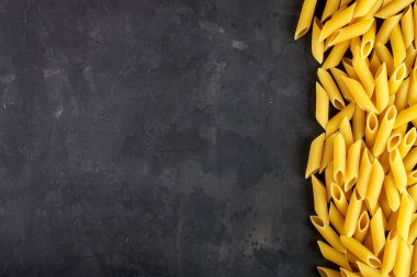 Çiğ makarna, spagetti, Cannelloni, Farfalle, Campanella, Cavatappi, Conquilla, Fettuccine, Lasagna, Penne, Tagliatelle, siyah arka planda