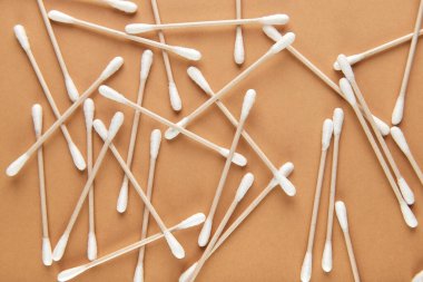 Bambu kulakları için pamuk tomurcukları temizliyorum. Doğal, geri dönüşümlü. Plastik yok, çevre dostu, sıfır atık. Plastik pamuklu çubuklara karşı.