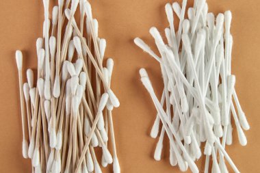 Bambu kulakları için pamuk tomurcukları temizliyorum. Doğal, geri dönüşümlü. Plastik yok, çevre dostu, sıfır atık. Plastik pamuklu çubuklara karşı.