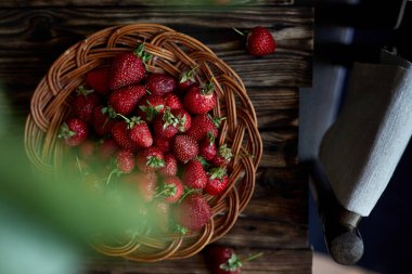 Hasır bir tabakta organik çilek, üst manzara. yakın plan