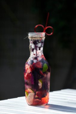 Lezzetli taze sangria. Portakallı, çilekli ve buzlu İspanyol milli içeceği. Ev yapımı üretim..