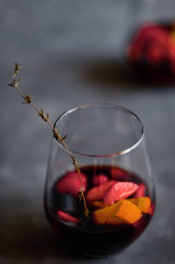 Lezzetli taze sangria. Portakallı, çilekli ve buzlu İspanyol milli içeceği. Ev yapımı üretim..