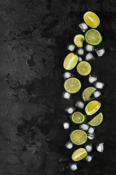Zomer Verfrissend Klassieke Mojito Cocktail Ingrediënten Limoen Munt Rietsuiker Ijs — Stockfoto