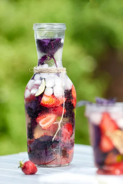 Deliciosa Sangría Refrescante Bebida Nacional Española Con Naranjas Fresas Hielo — Foto de Stock