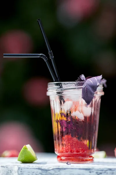 Deliciosa Sangría Refrescante Bebida Nacional Española Con Naranjas Fresas Hielo — Foto de Stock