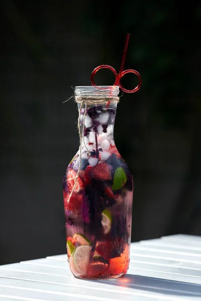 Deliciosa Sangría Refrescante Bebida Nacional Española Con Naranjas Fresas Hielo — Foto de Stock