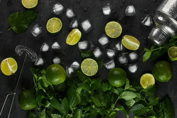 Zomer Verfrissend Klassieke Mojito Cocktail Ingrediënten Limoen Munt Rietsuiker Ijs Rechtenvrije Stockafbeeldingen