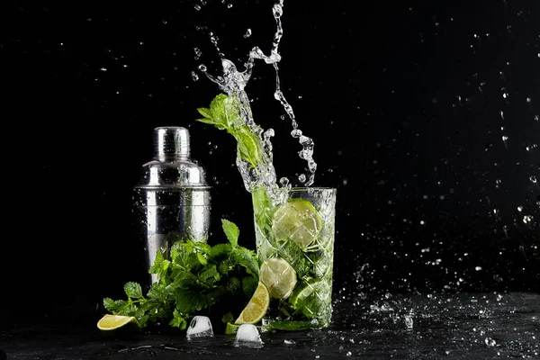 Zomer Verfrissend Klassieke Mojito Cocktail Ingrediënten Limoen Munt Rietsuiker Ijs Stockfoto